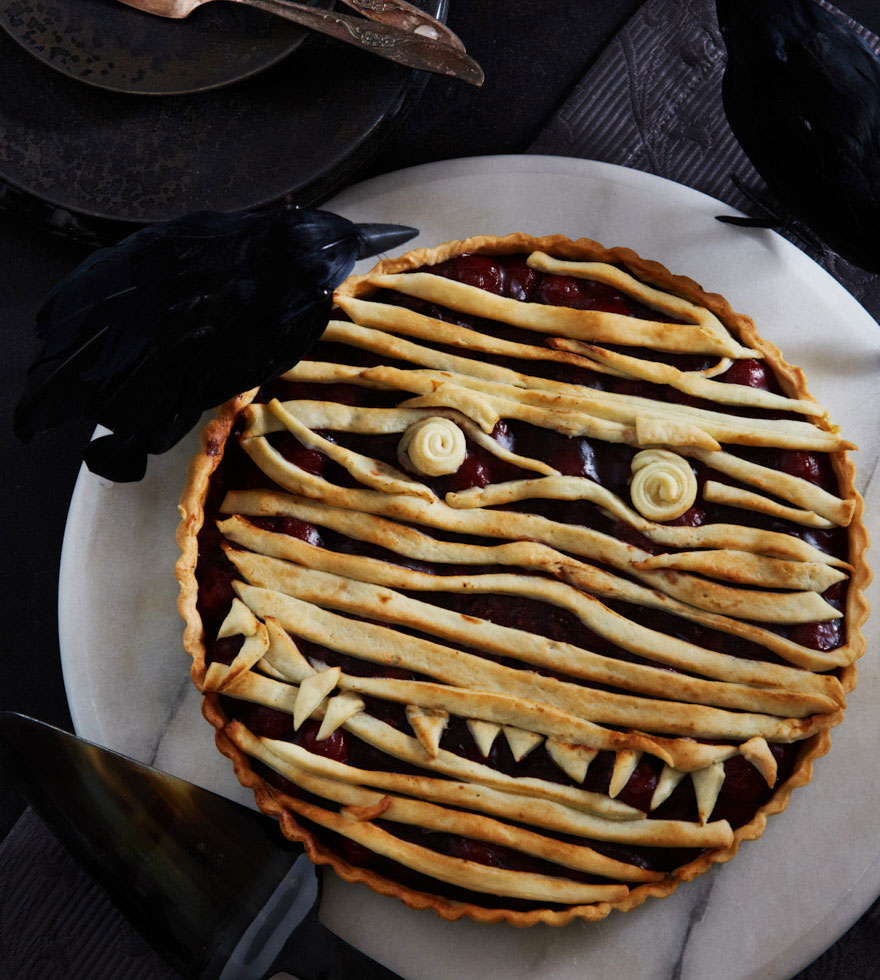 Süße Mumien-Tarte mit Kirschfüllung