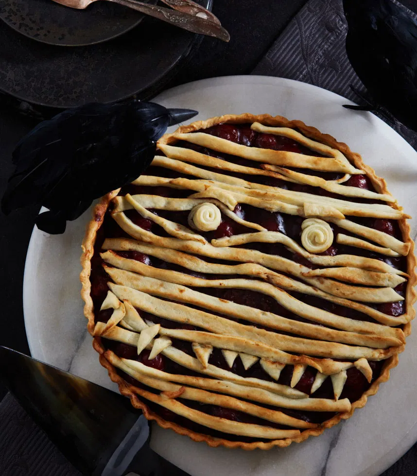Süße Mumien-Tarte mit Kirschfüllung
