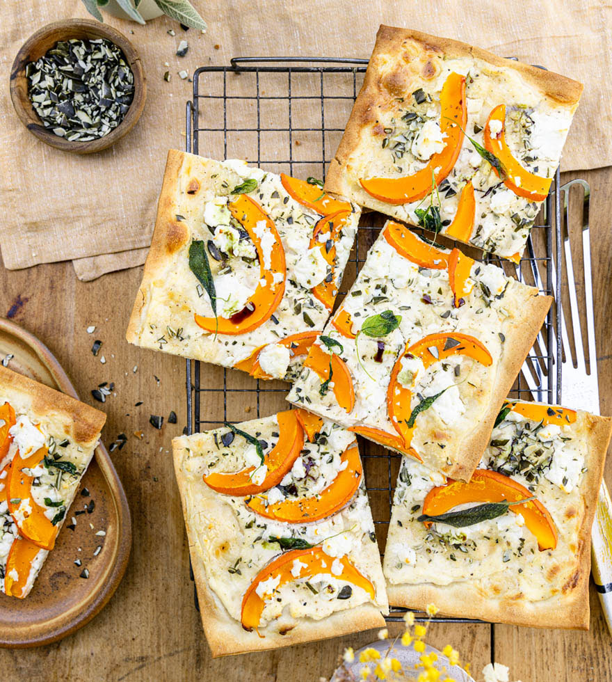 Flammkuchen mit Ziegenfeta und Kürbis