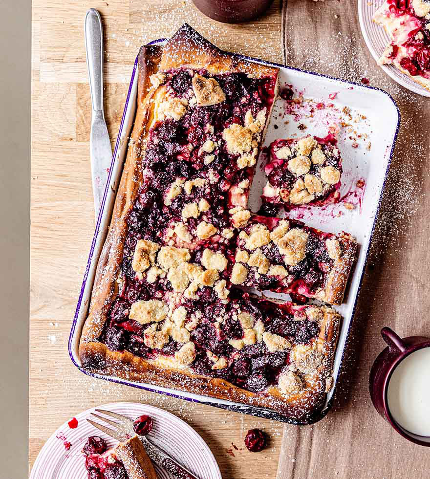 Streusel-Blechkuchen mit Kirschen