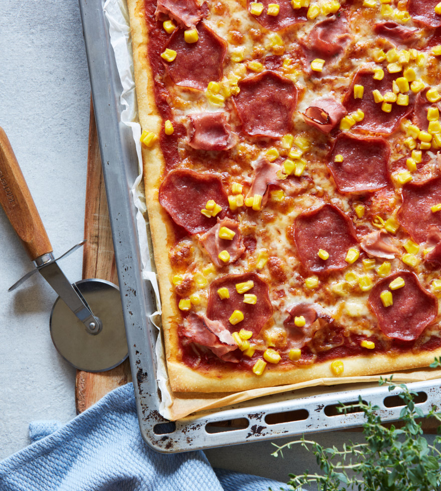 Schinken-Salami Pizza mit Mais