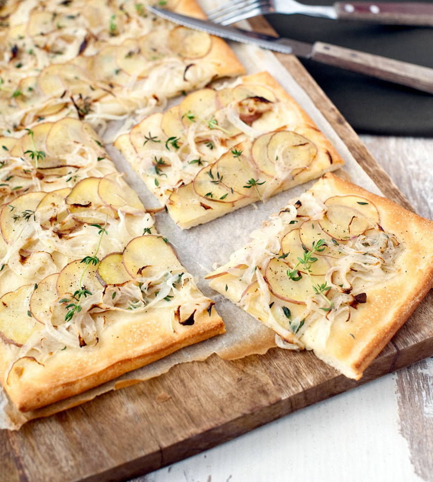Pizza mit Kartoffeln und Zwiebeln