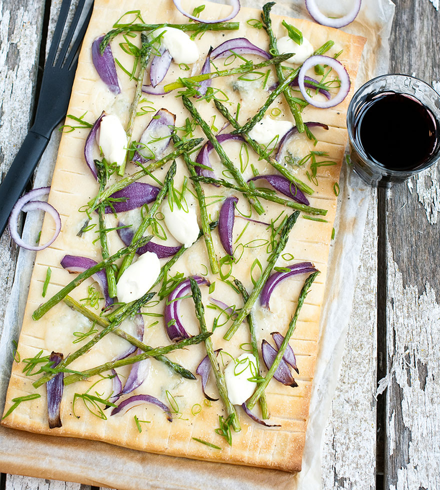 Pizza mit grünem Spargel, Gorgonzola und Zwiebeln