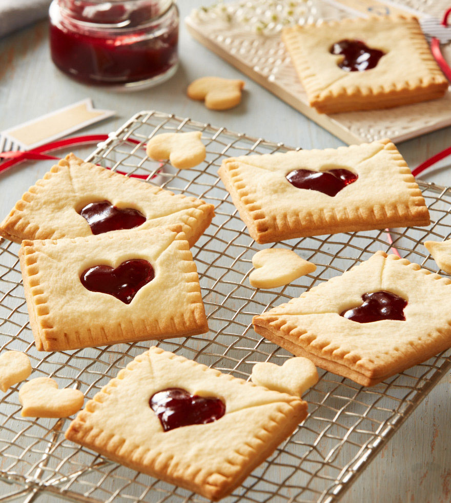 Vanillecreme auf der ausgekühlten Blätterteigpizza verteilen. Mit Erdbeeren belegen und sofort servieren oder bis zum Verzehr im Kühlschrank aufbewahren.