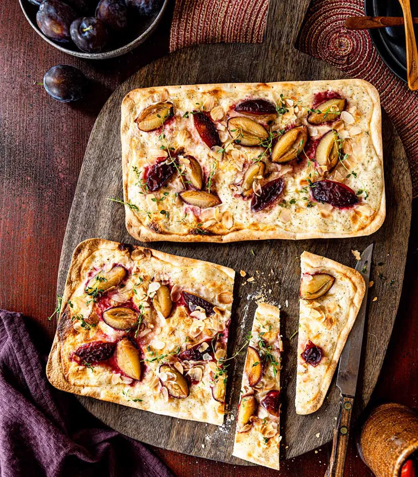 Zwetschken-Flammkuchen