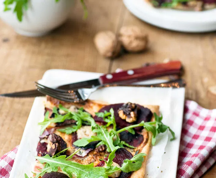 Pizza céklával és kecskesajttal
