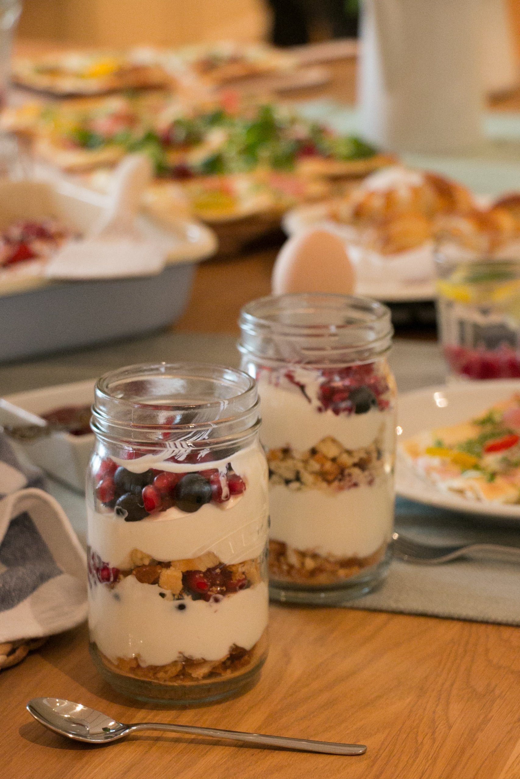 Gyümölcsös joghurt, linzertészta morzsákkal