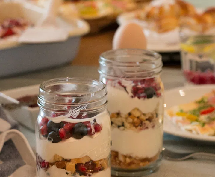 Gyümölcsös joghurt, linzertészta morzsákkal