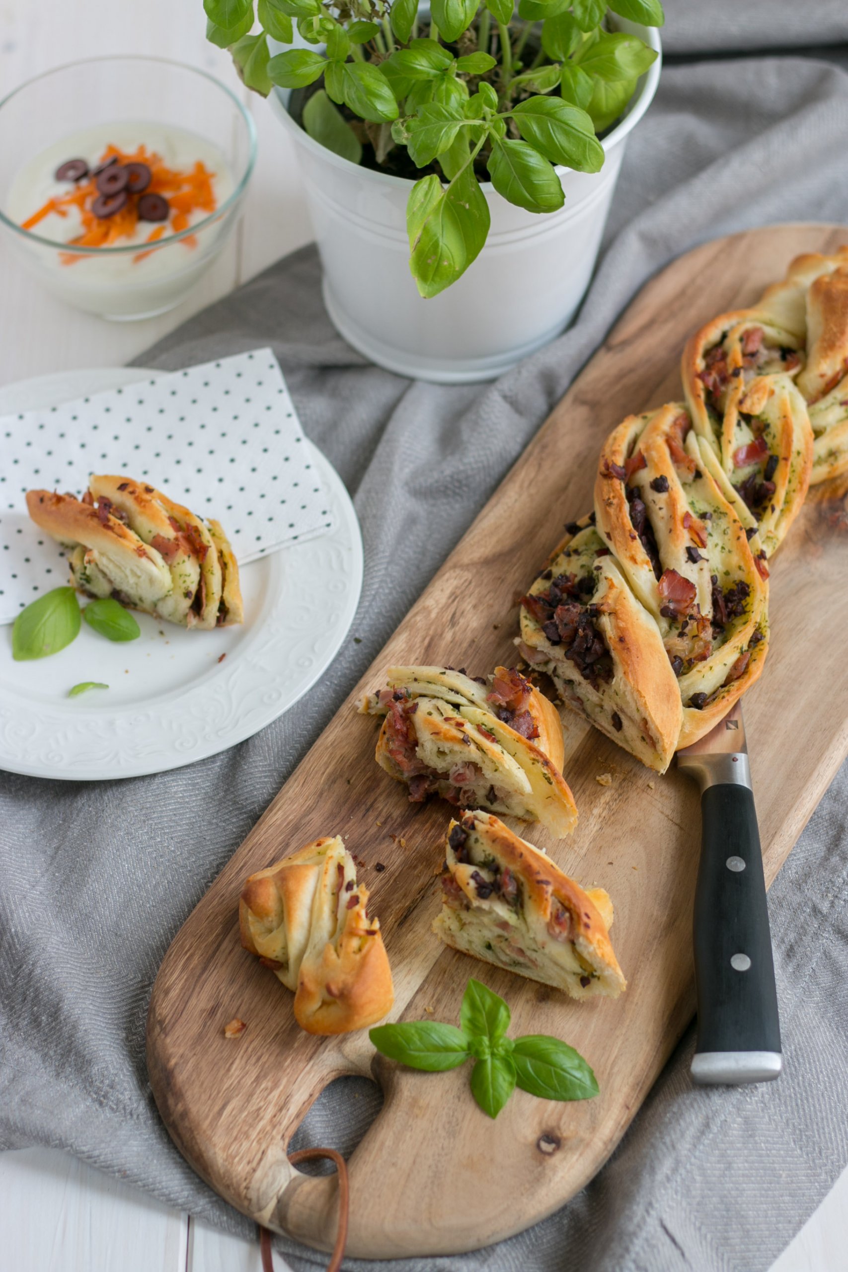 Fonott kenyér baconnel és fűszeres vajjal