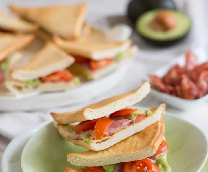 Avokádós szendvics baconnel
