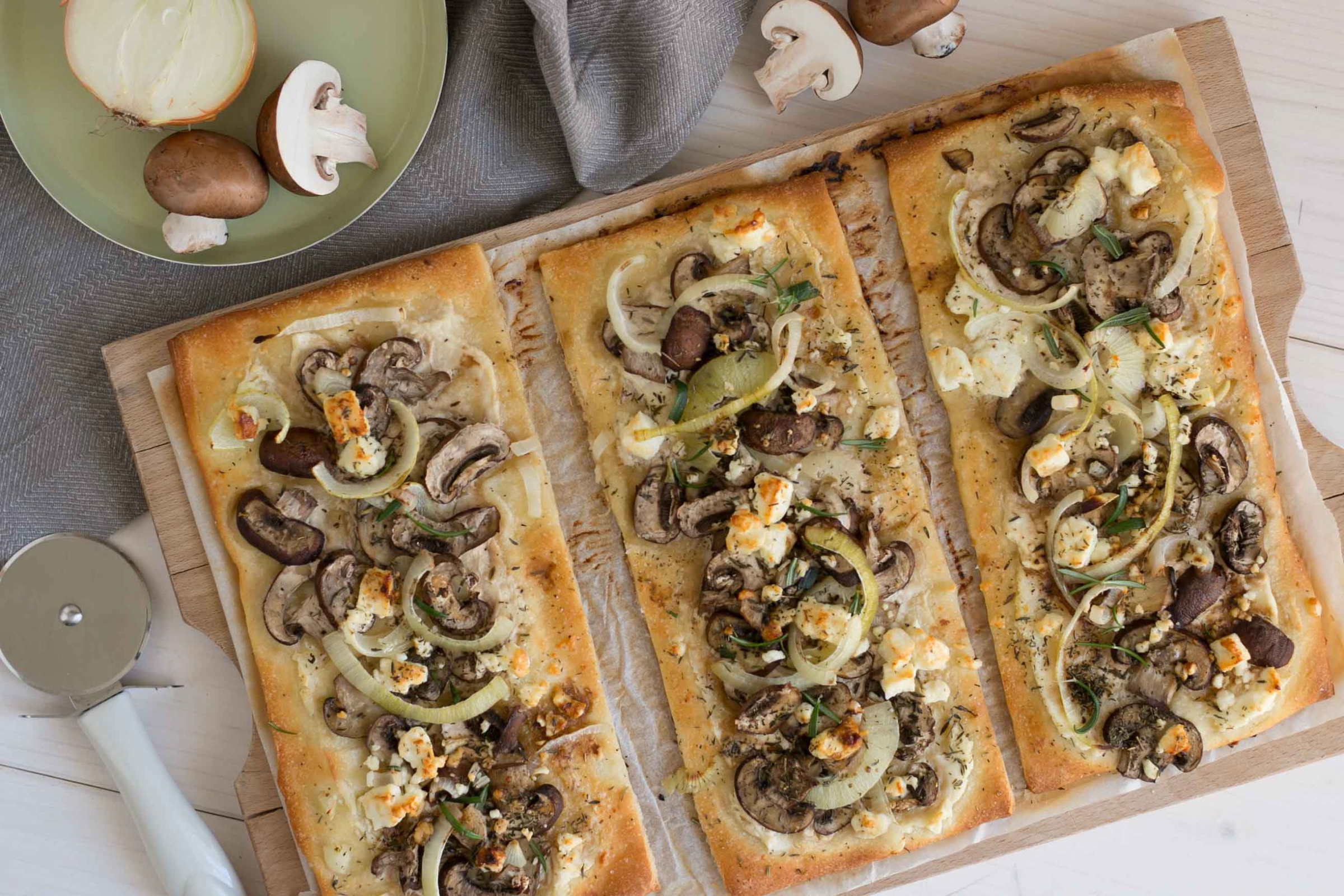 Kakukkfüves Pizza szeletek gombával és fetával