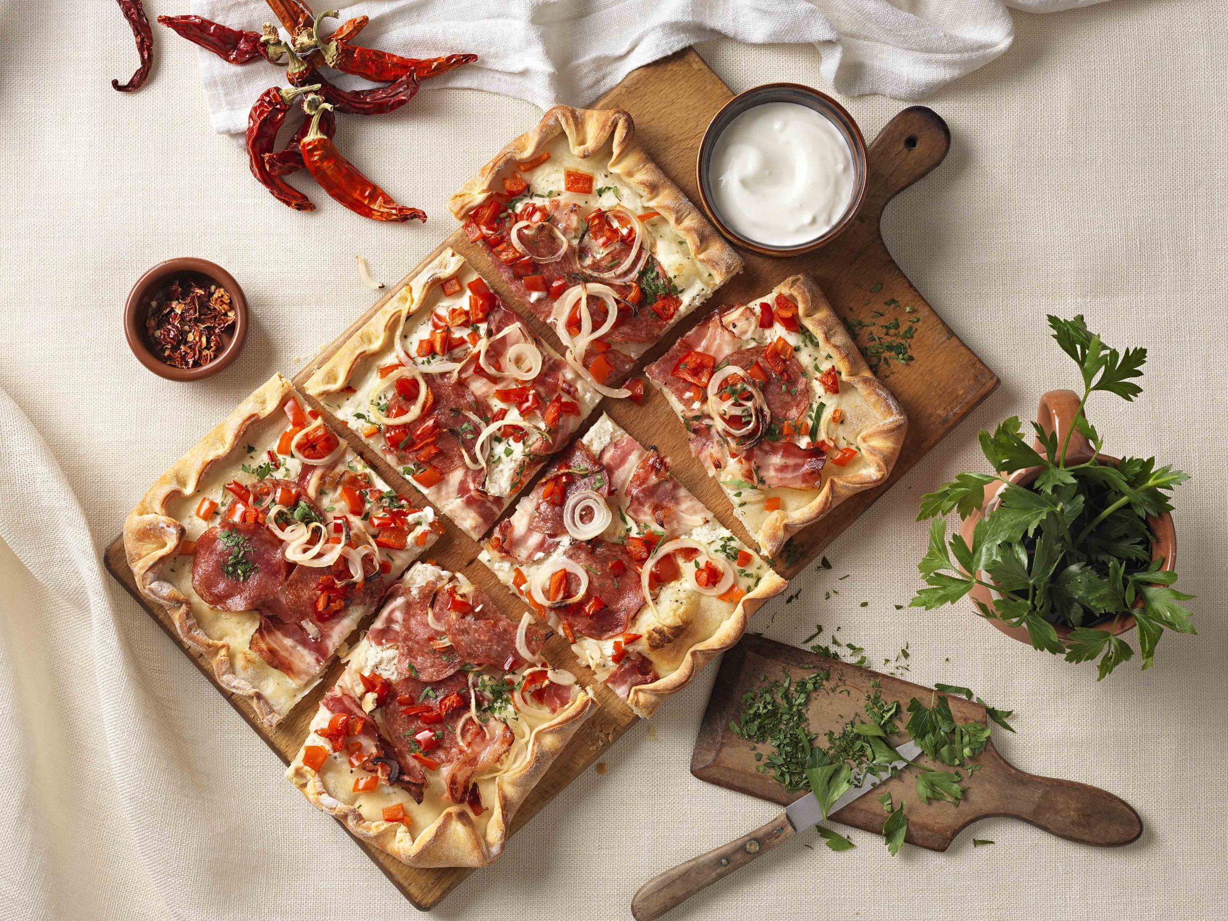 Magyaros pizza szalámival és paprikával