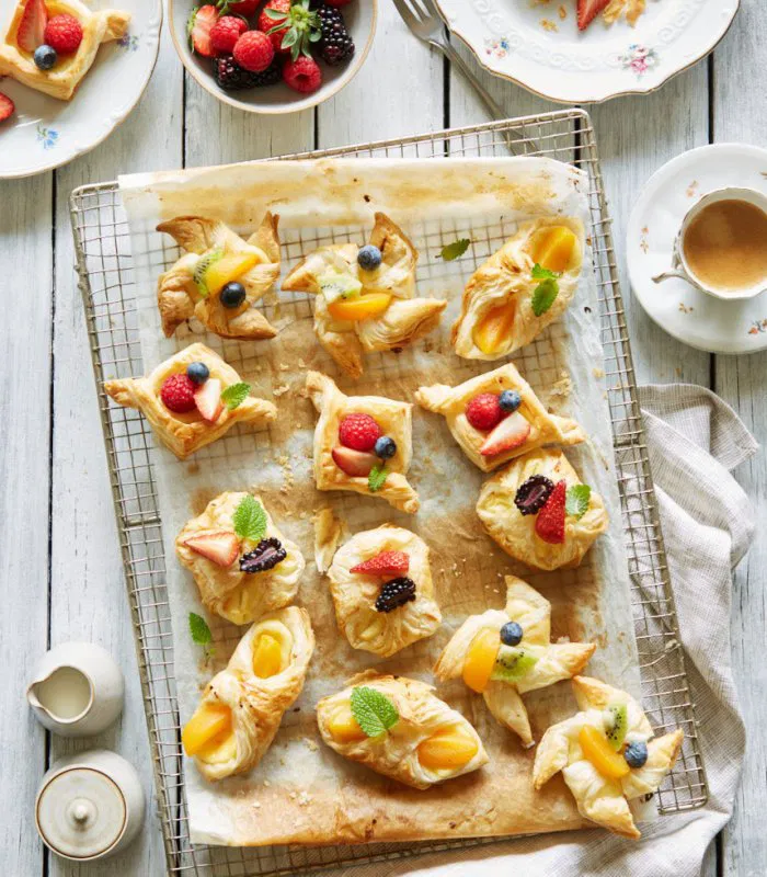 bladerdeeg pakketjes met vers fruit