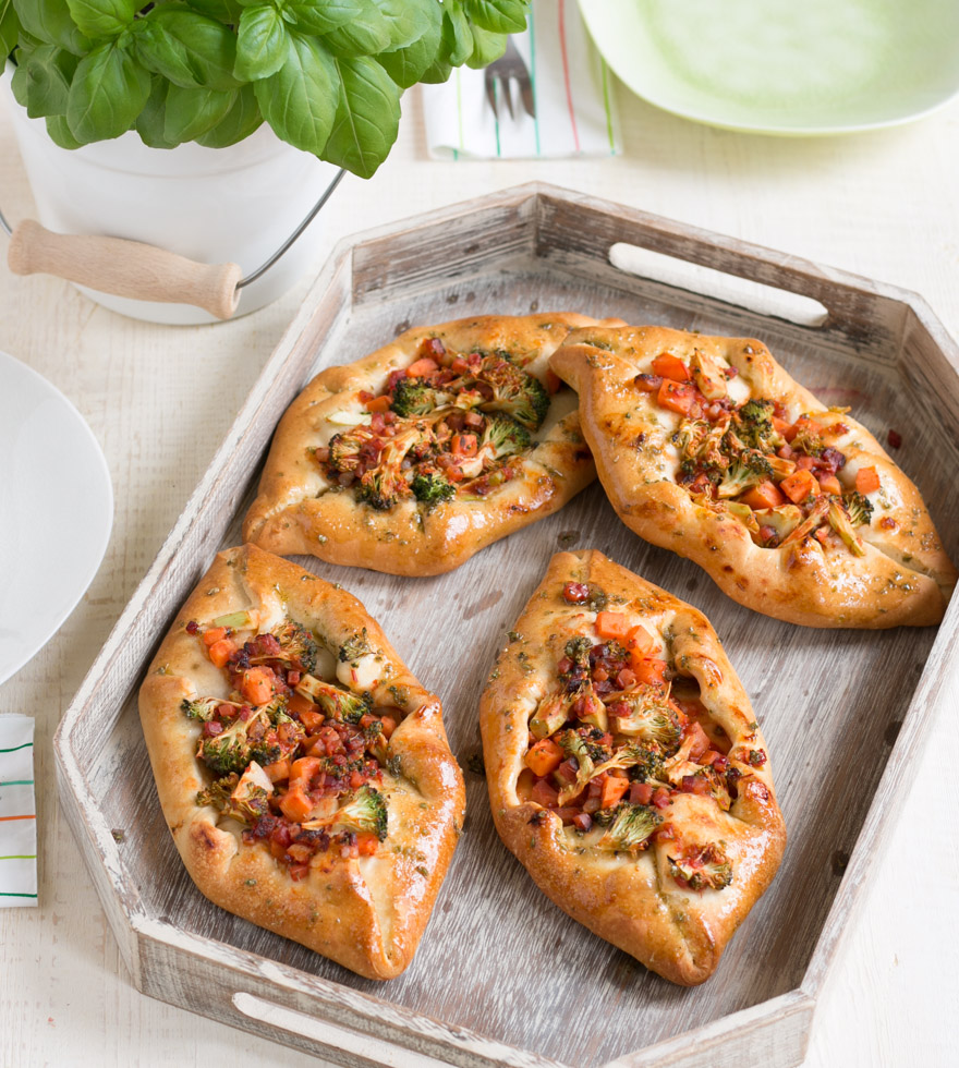 Brokkolis szalonnás pizzahajók