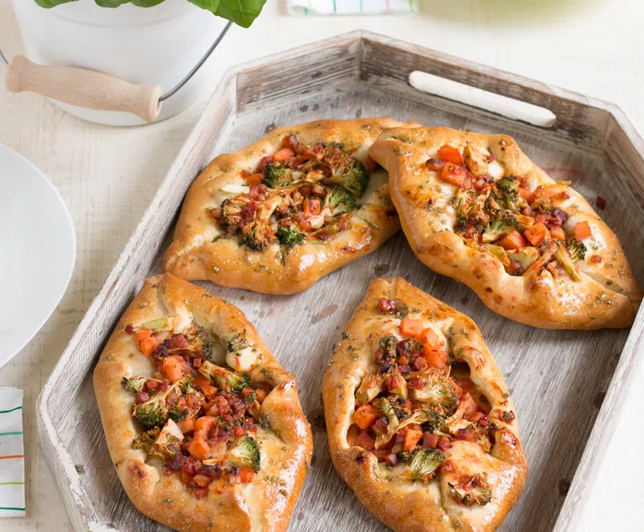 Brokkolis szalonnás pizzahajók