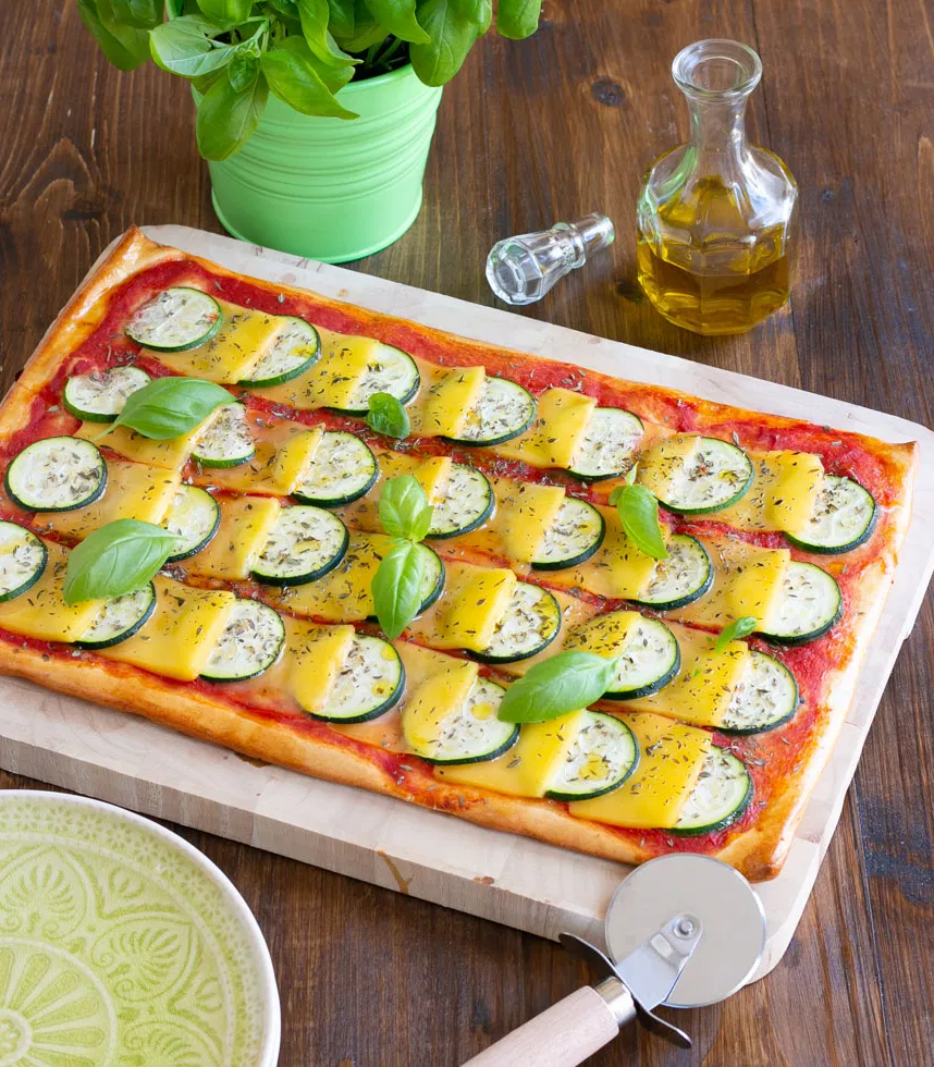 Vegán pizza cukkinivel