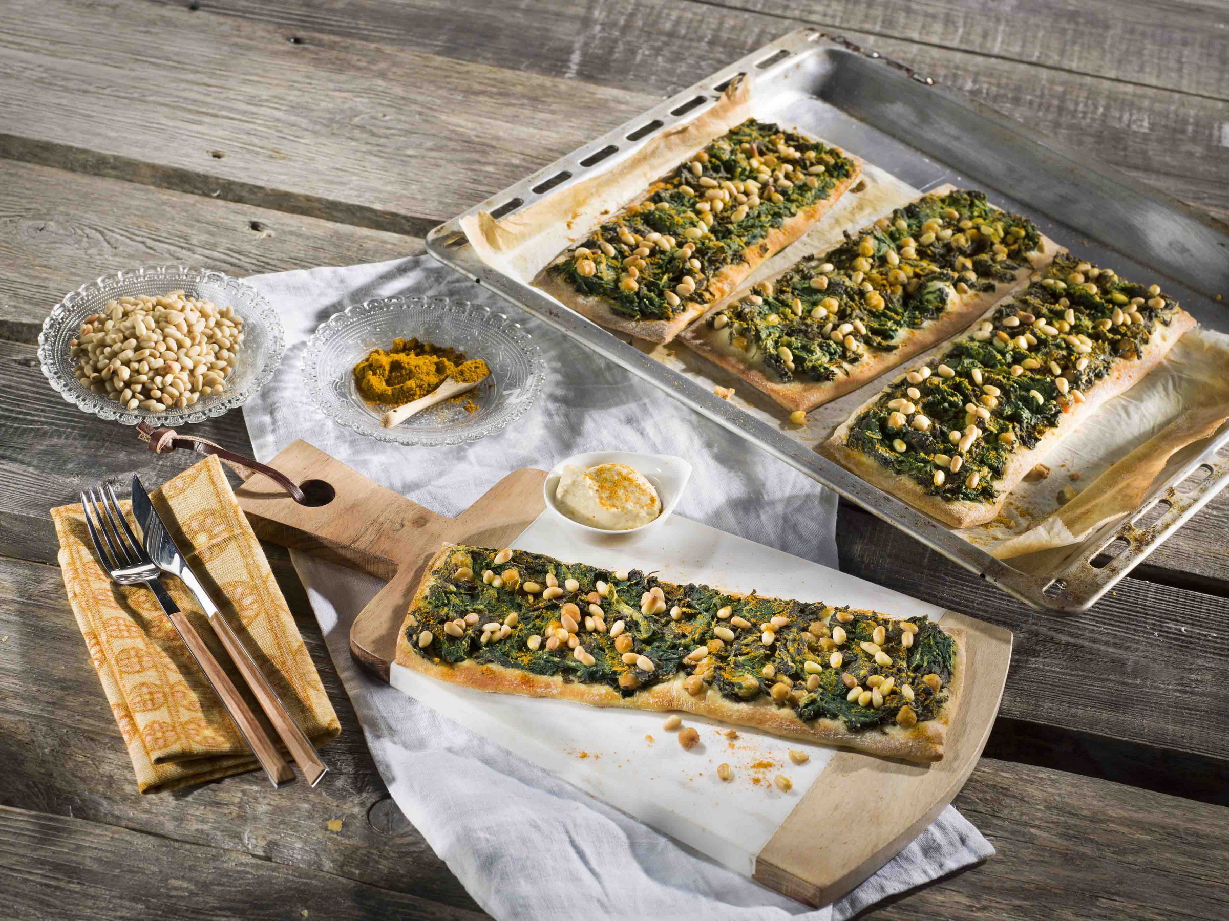 Pizzaszeletek spenóttal és humusszal