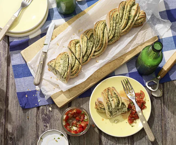 Fűszeres fonat pizzatésztából krémsajttal