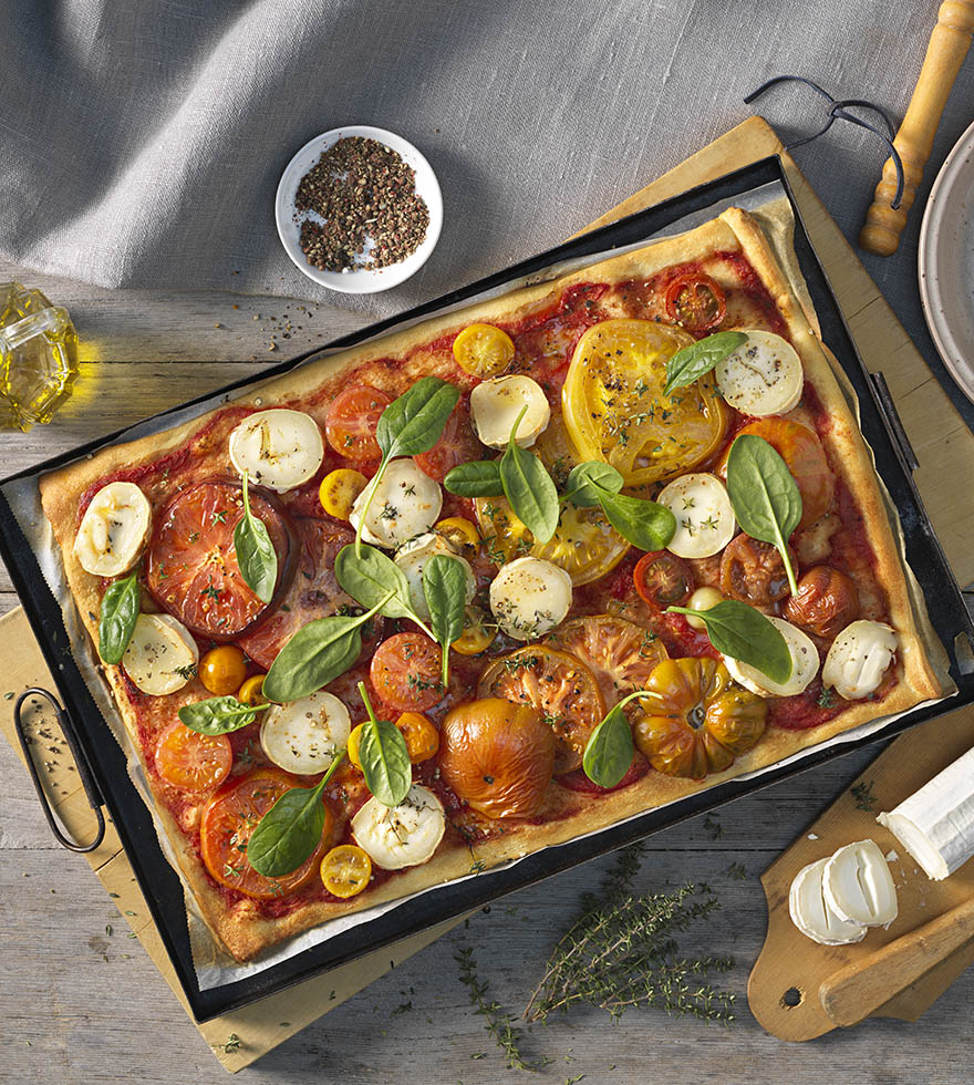 Pizza kecskesajttal és színes paradicsommal