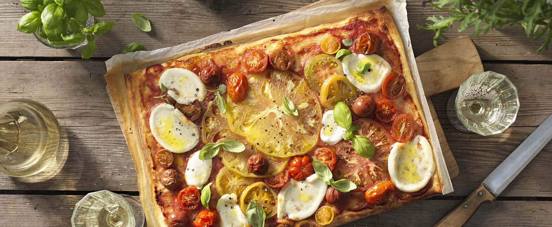 Pizza színes paradicsommal és mozzarellával