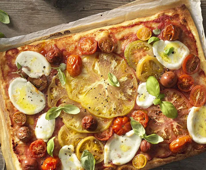 Pizza színes paradicsommal és mozzarellával