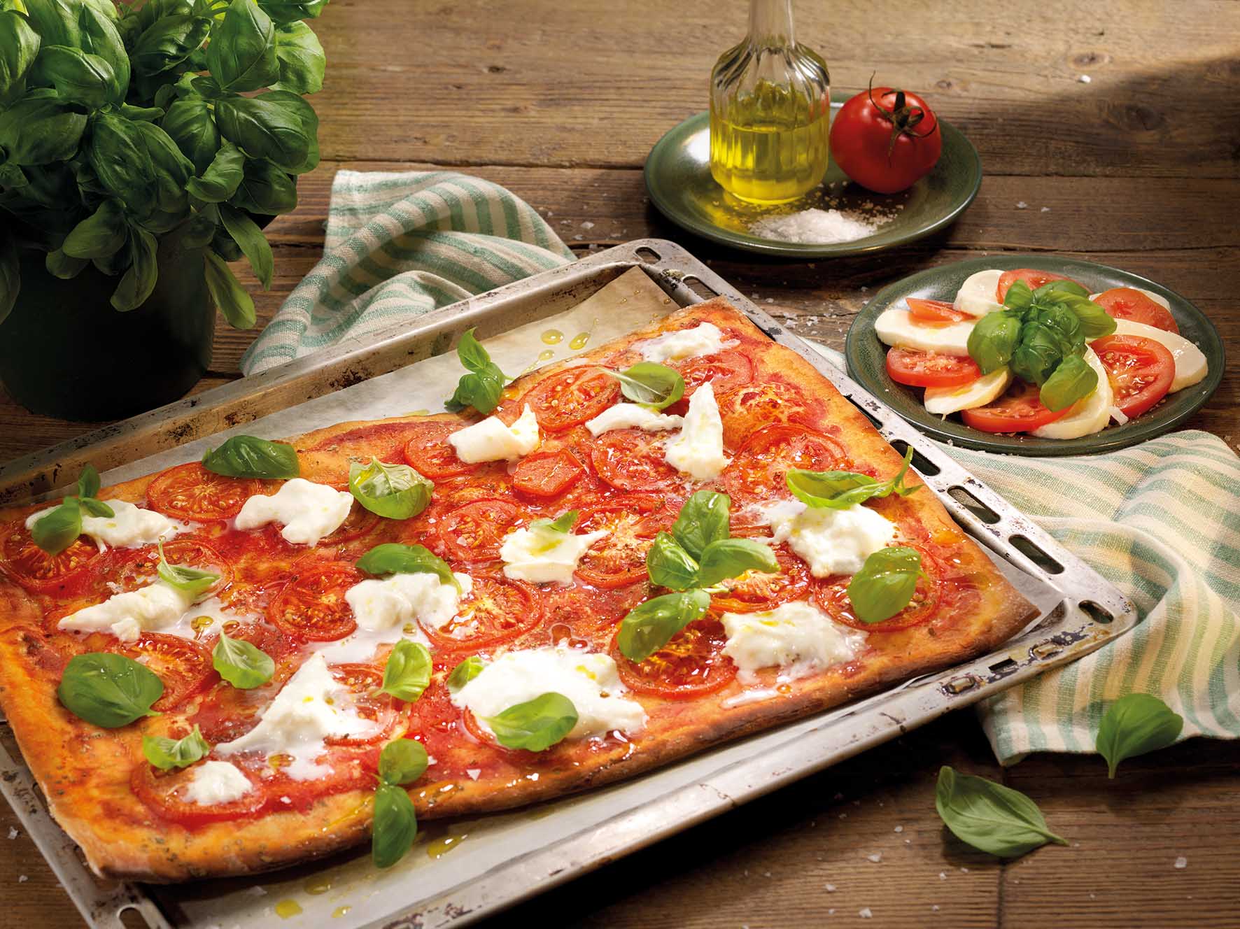 Ropogós pizza bivaly mozzarellával és bazsalikommal