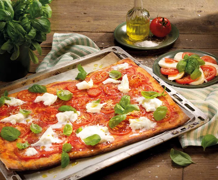Ropogós pizza bivaly mozzarellával és bazsalikommal