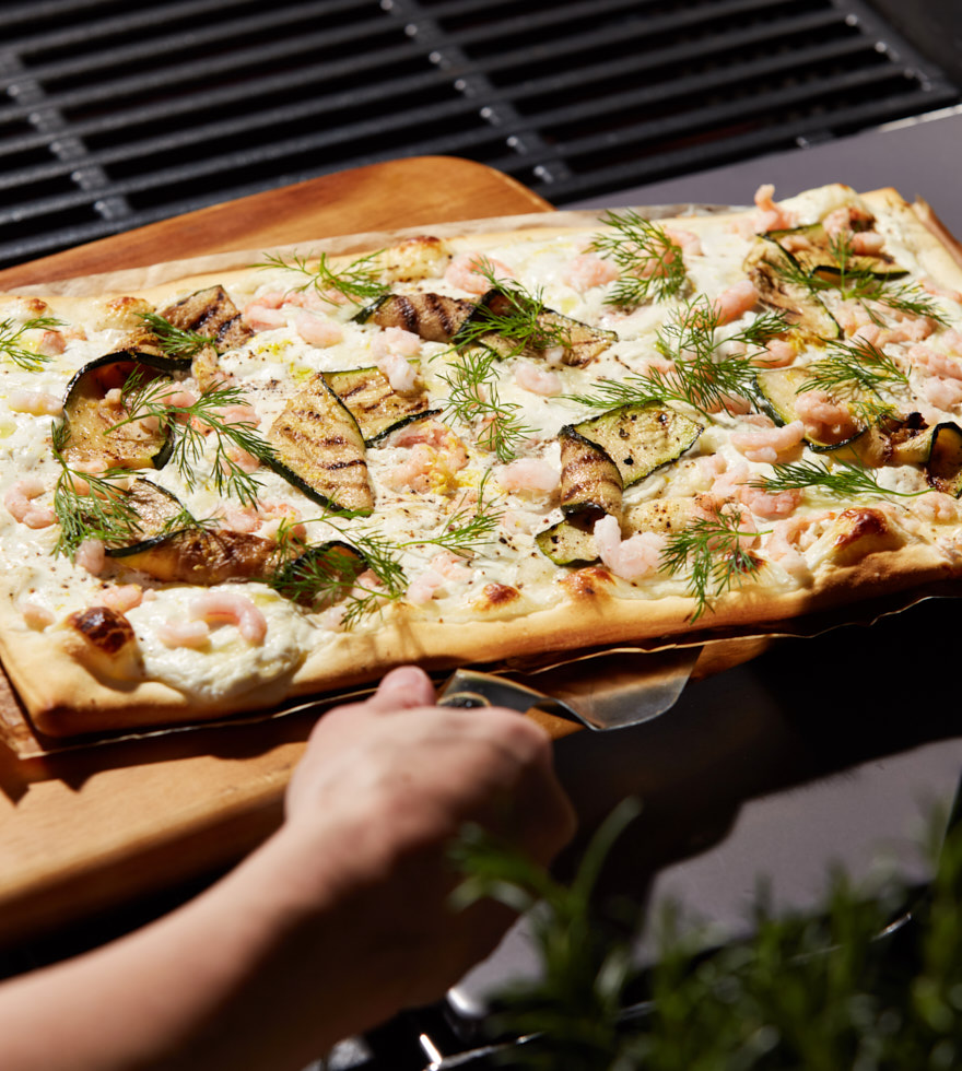 Ropogós Pizza Bianca garnélarákkal, grillezett cukkinivel és burratával
