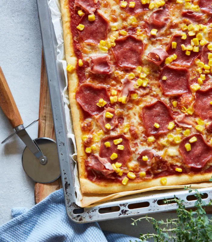 sonkás-szalámis pizza