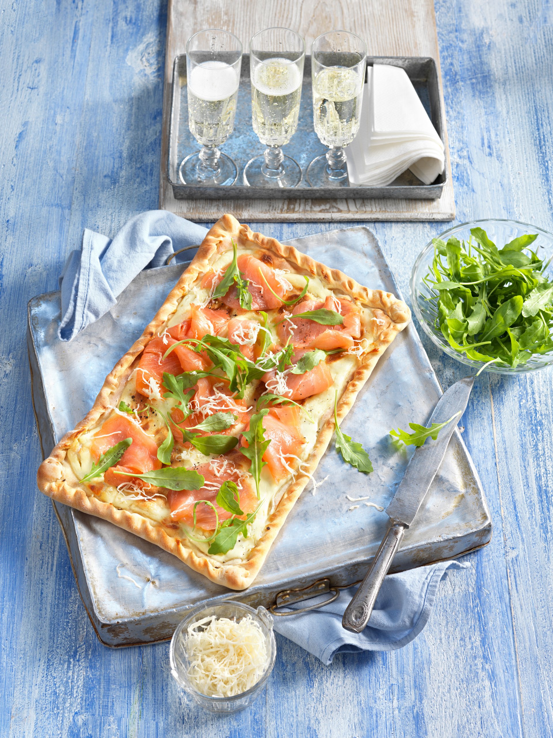 Flammkuchen met gerookte zalm en rucola