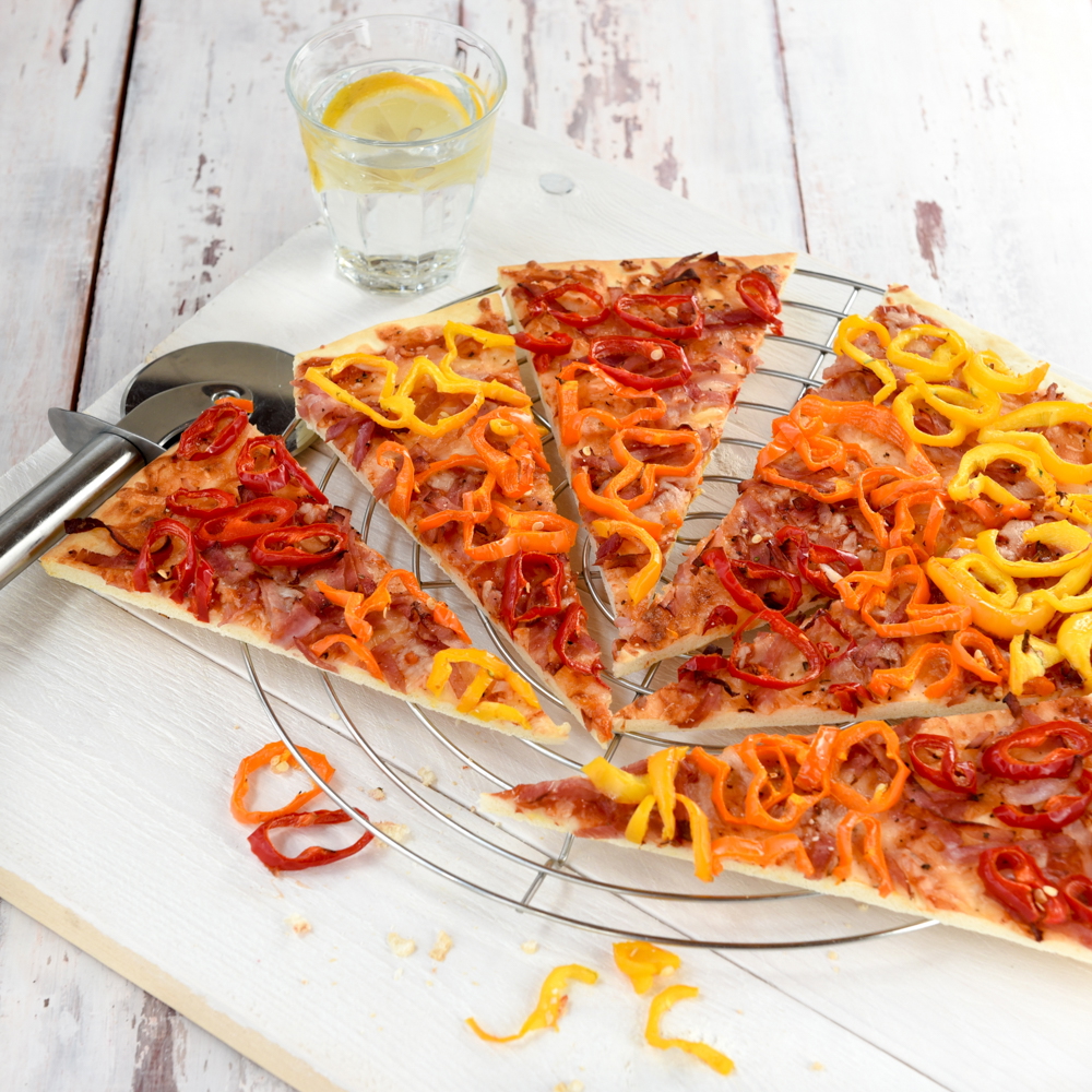 Paprika tricolore pizza