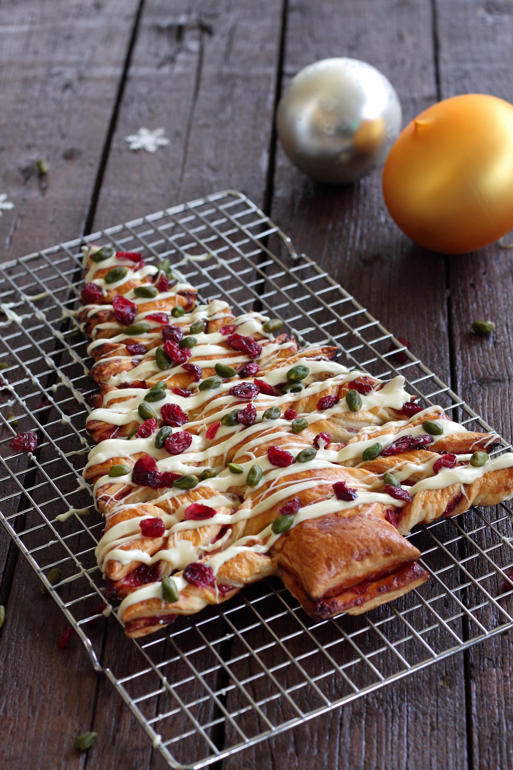 Bladerdeeg kerstboom met cranberries