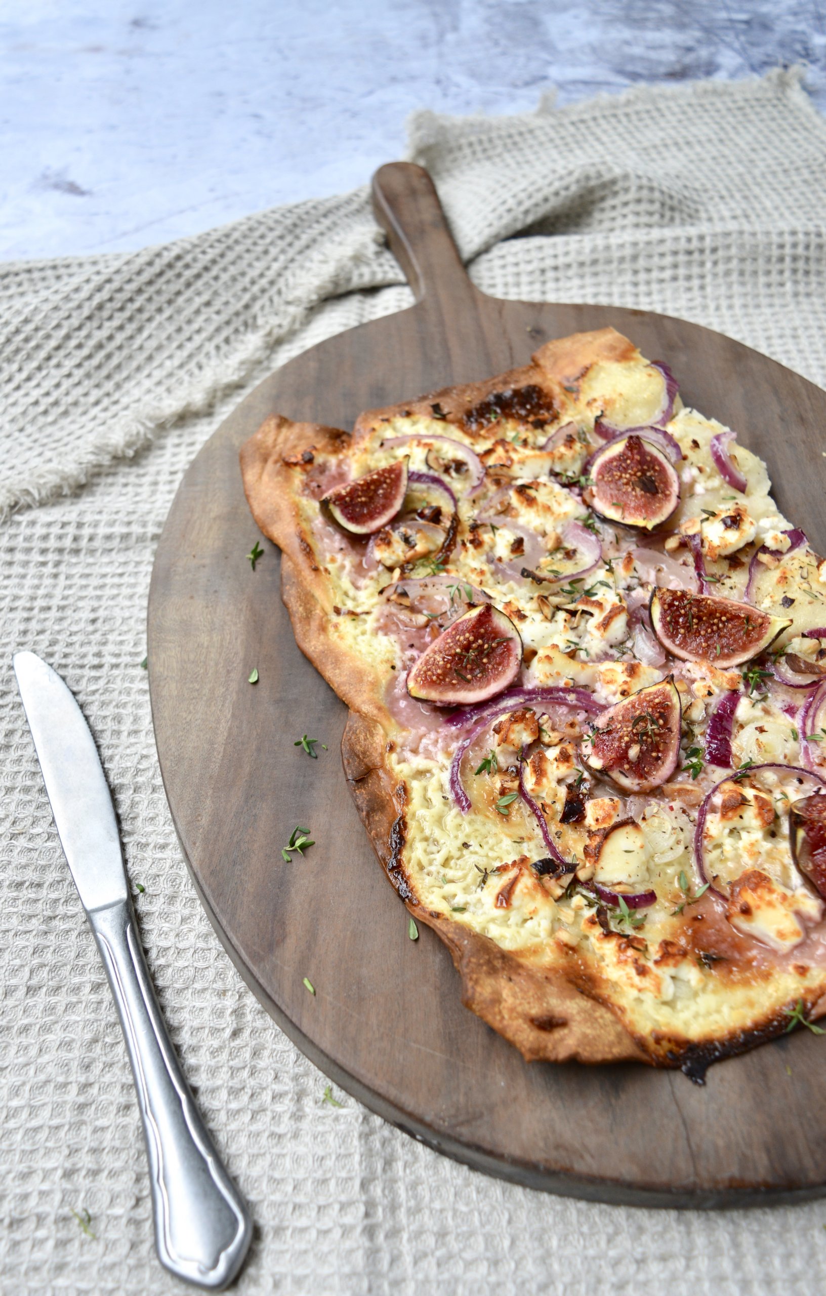 Recept: Flammkuchen vijgen, geitenkaas en rode ui