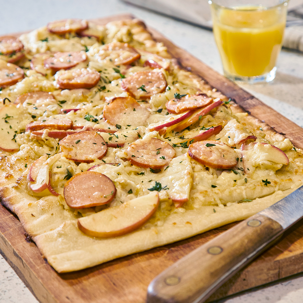 Ontbijtpizza geserveerd op houten plank