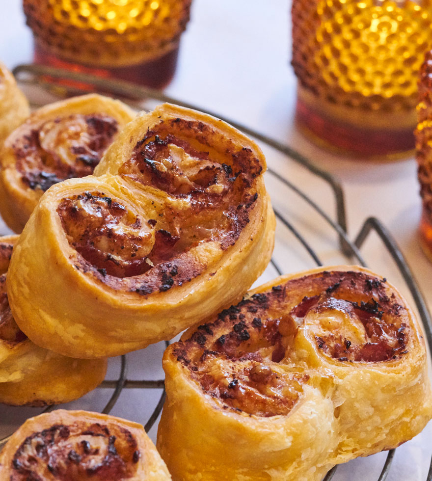 Recept: Kaasvlinders met rode pesto gemaakt met vers bladerdeeg op rol - Tante Fanny