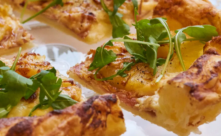 Recept: Hartige plaattaart Hawaii - voor een schaal vol bladerdeeghapjes - Tante Fanny