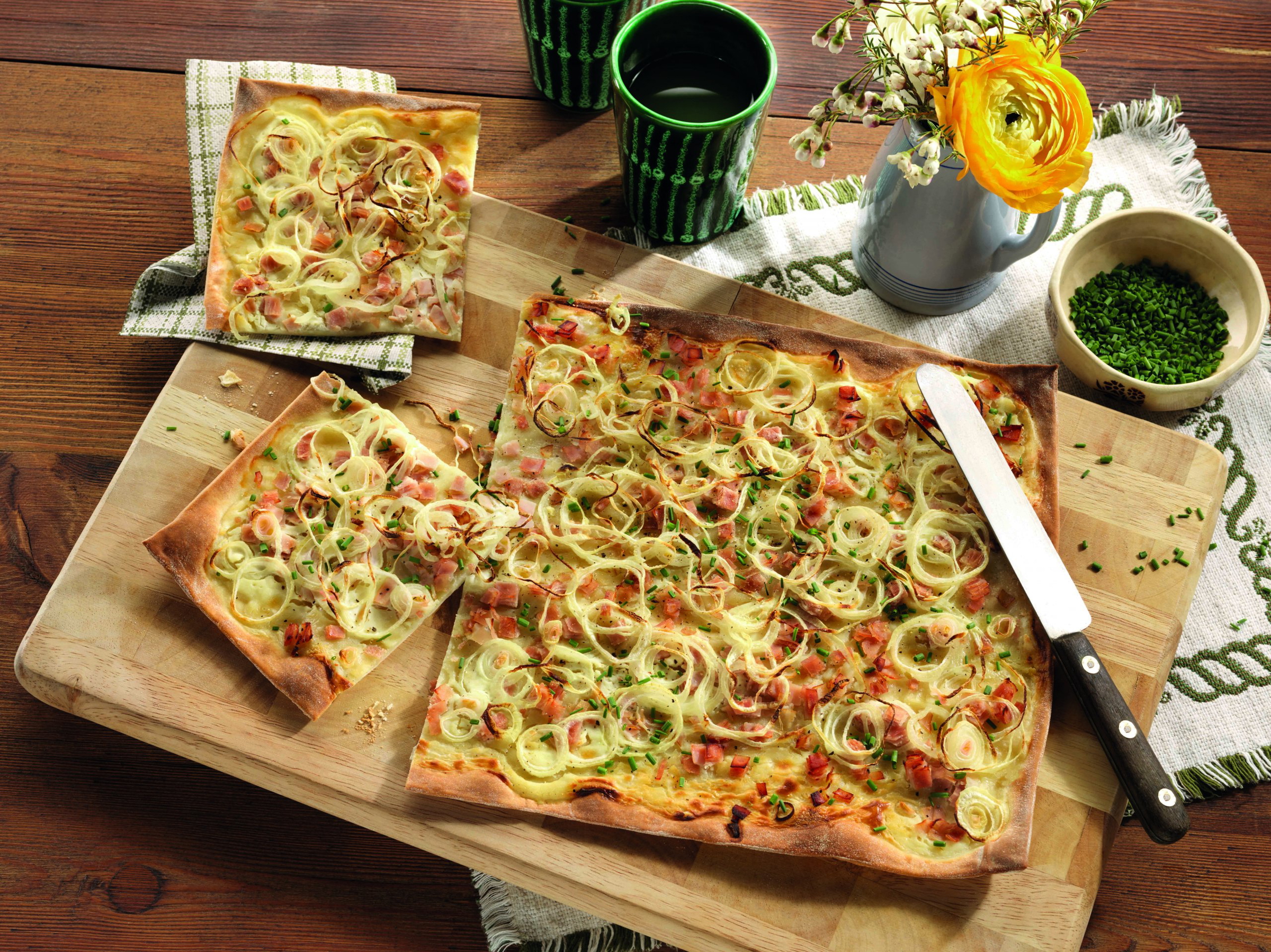 Flammkuchen met ham en ui - Tante Fanny.nl