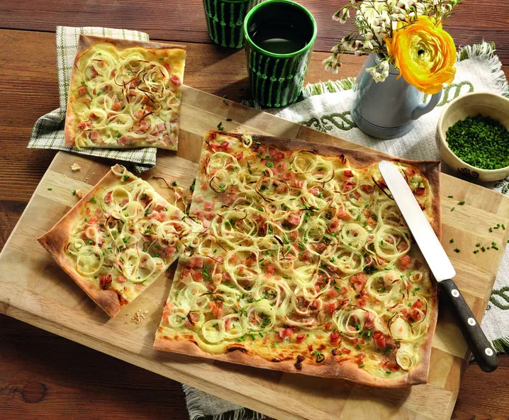 Flammkuchen met ham en ui - Tante Fanny.nl