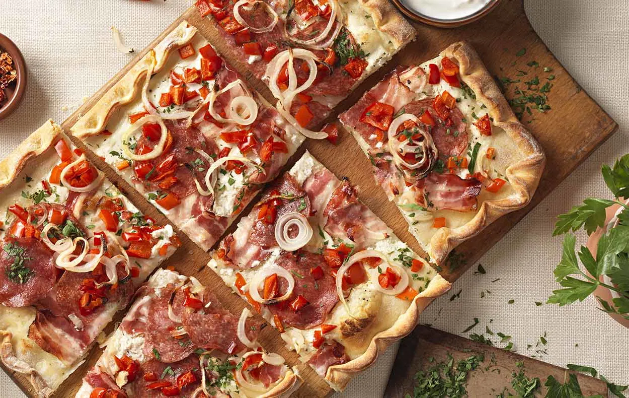 Recept: Hongaarse pizza met salami en paprika