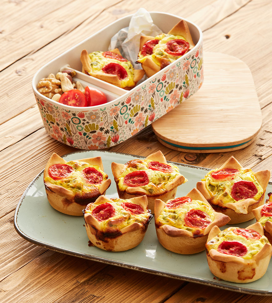 Muffins geserveerd op een plaat en in een doosje