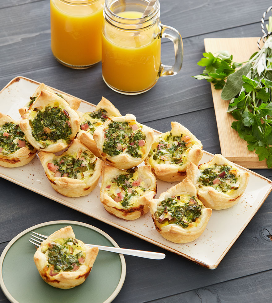 Mini quiches van bladerdeeg met voorjaarskruiden