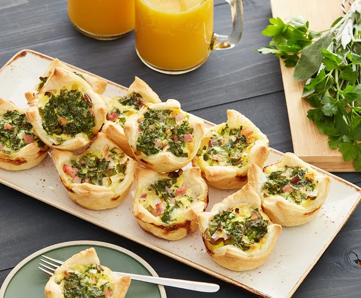 Mini quiches van bladerdeeg met voorjaarskruiden