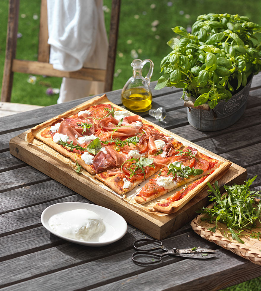 Recept: Krokante pizza met burrata, prosciutto en rucola