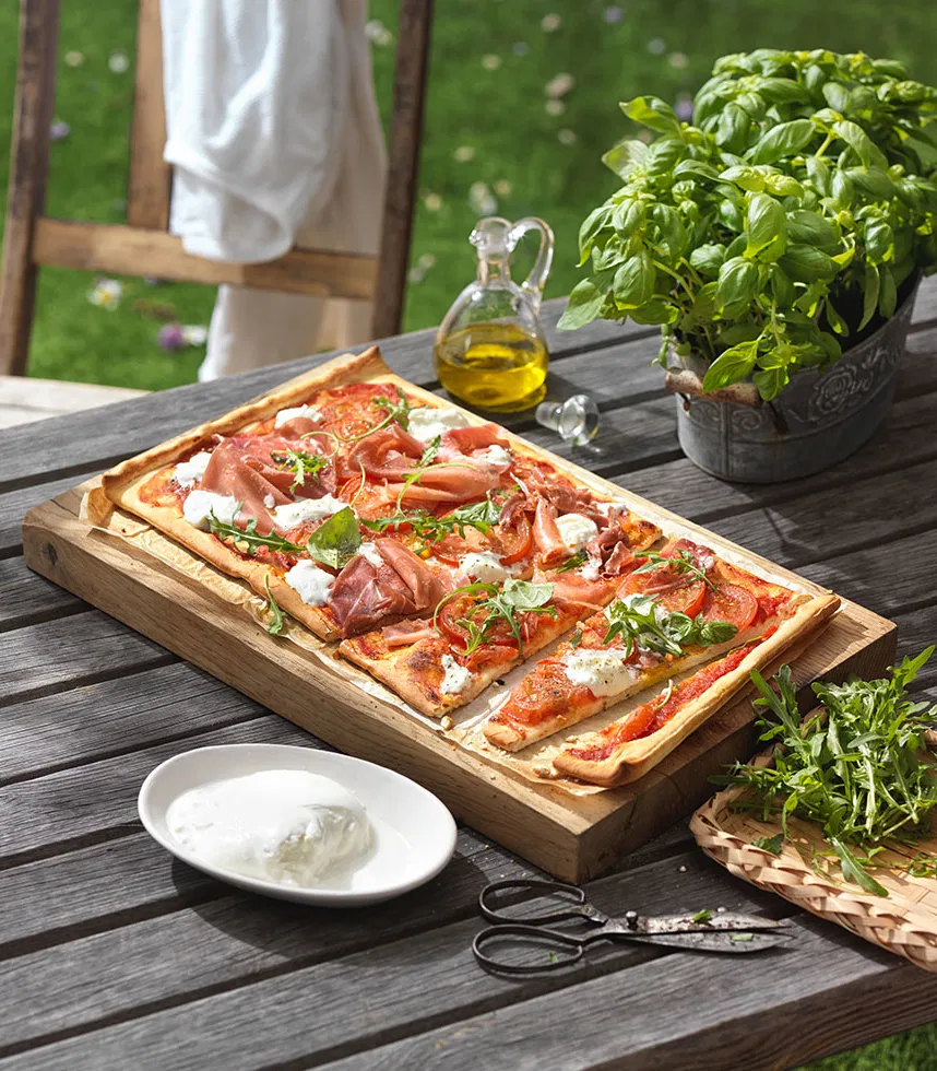 Recept: Krokante pizza met burrata, prosciutto en rucola