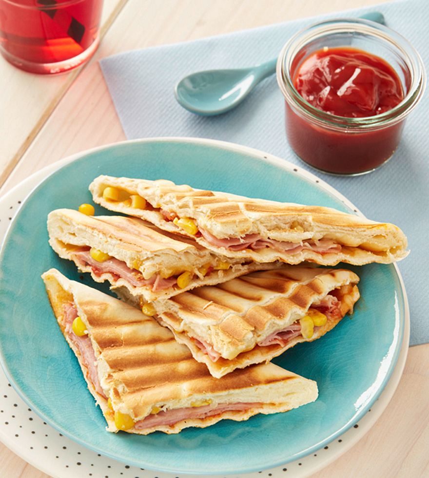 Tosti ham en kaas met een potje ketchup