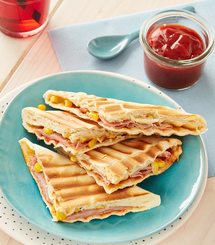 Tosti ham en kaas met een potje ketchup