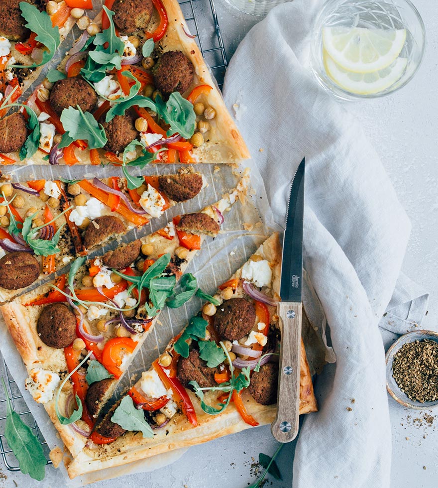 plaattaart met falafel