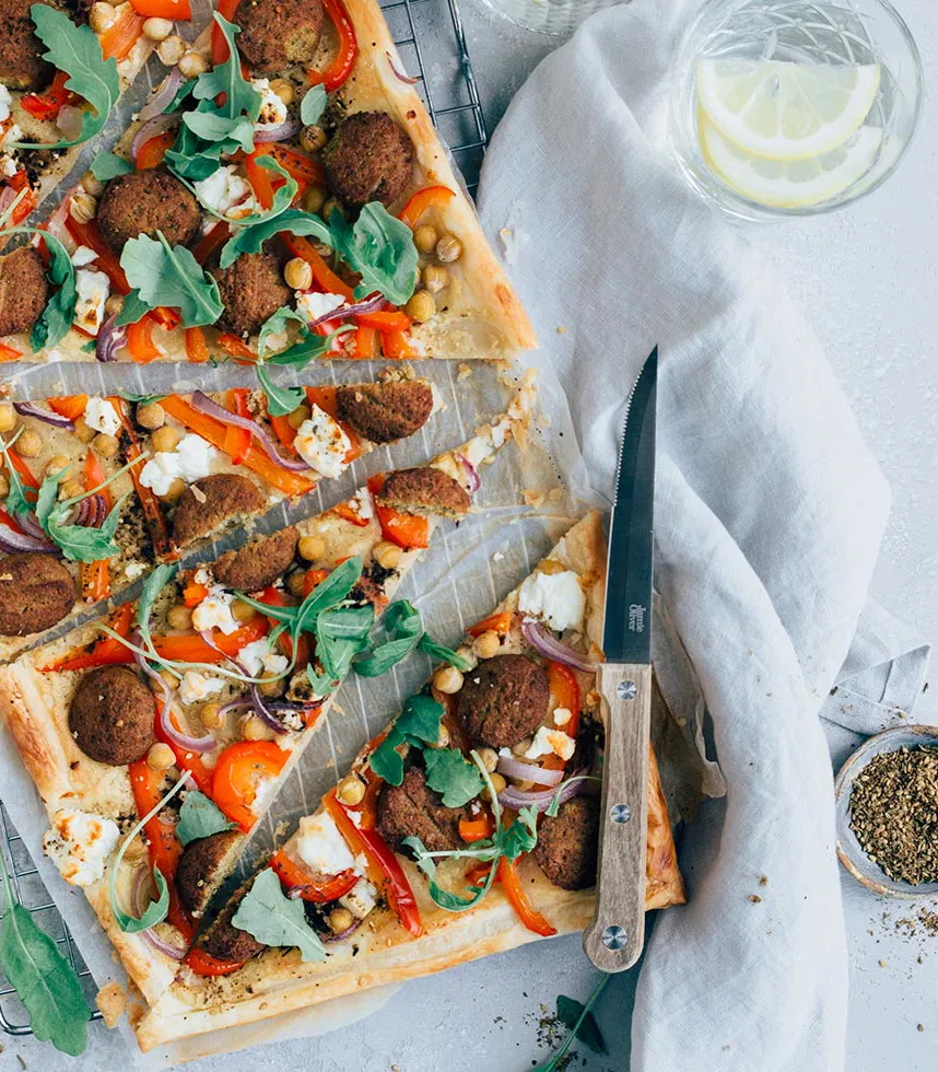 plaattaart met falafel