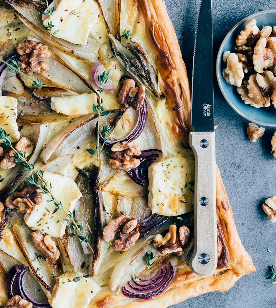 Recept: bladerdeeg plaattaart met witlof en brie
