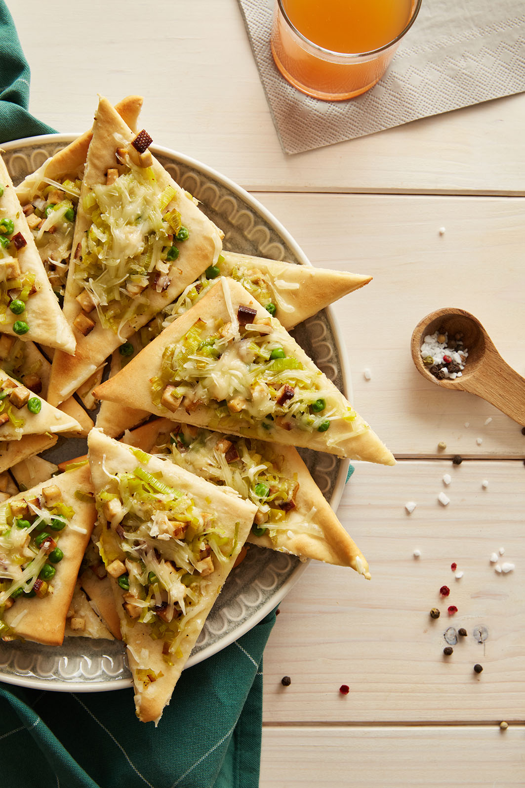 Pizzasnacks met gerookte tofu - Tante Fanny pizzadeeg